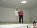 Nuestras fiestas en imágenes_La alcaldesa entrega una placa a Javier Riol en agradecimiento a su 